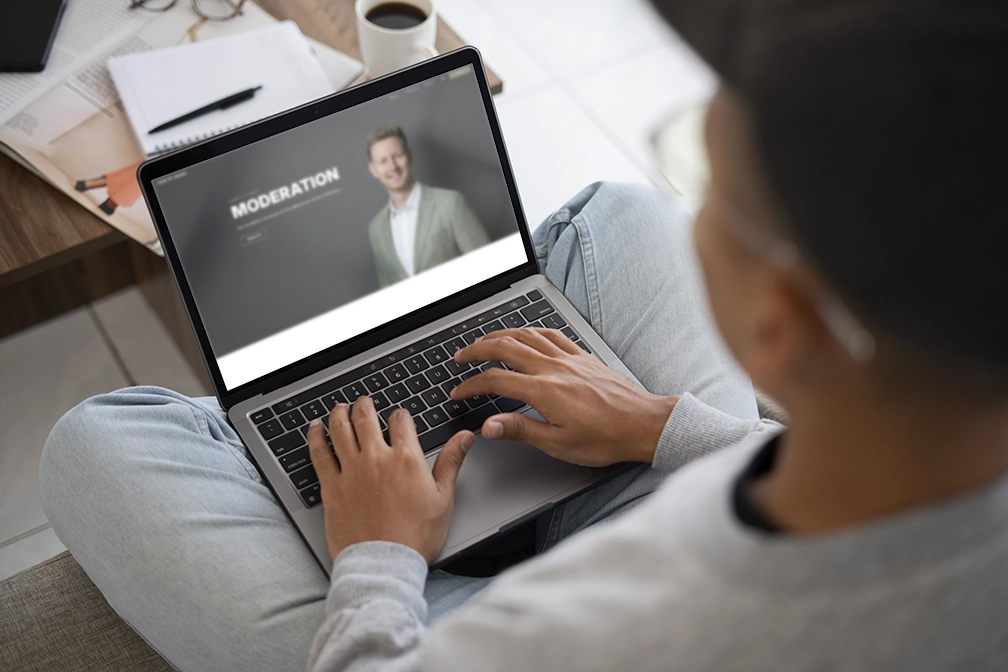 Moderation Webdesign Lukas Zellerhoff Laptop Version Werbeagentur studio jay